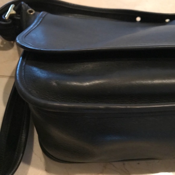 Black cross body Coach bag with gold hardware - Picture 4 of 7